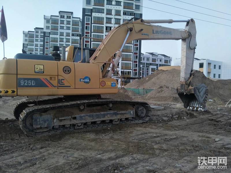慢慢的從新車0小時到1000小時，1000小時2000小時，然后在到5000小時，在到9000小時，中間只有我和他一起努力奮斗的美好時光，時間帶給我的只有對他的更加深愛和認(rèn)可這個牌子，
更多的是愛這臺柳工925D，因?yàn)樗覍αび辛诵碌恼J(rèn)識，在我眼里，柳工一點(diǎn)兒都不差，好的設(shè)備，當(dāng)然也有背后為設(shè)備保駕護(hù)航的售后服務(wù)，完美搭配
在2020年春節(jié)過完，我離開了柳工925D沒有去那里上班，選擇自己創(chuàng)業(yè)，買挖機(jī)自己干
當(dāng)然想都不用想，開了幾年柳工，對柳工挖機(jī)的熟知那就不用說