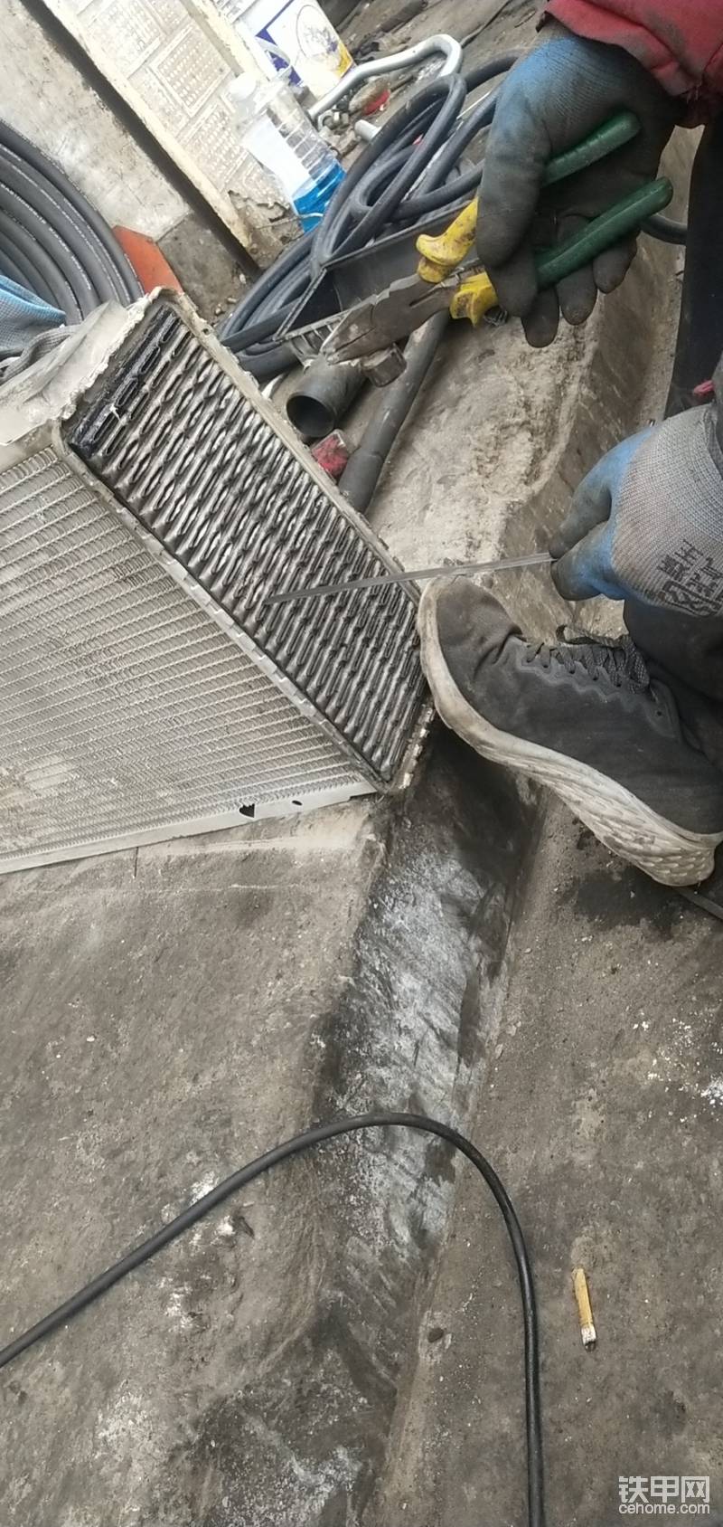 又懷疑是水箱堵塞！循環(huán)不暢！行！你們說啥是啥！我陪你們！拆水箱清洗！