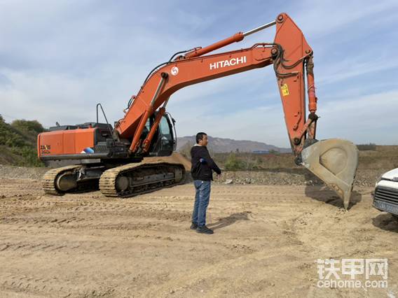 中午沒什么事 開車送司機(jī)來了 這車優(yōu)點(diǎn)缺點(diǎn)都有吧…… 好多年都沒怎么開日立了 按以前我的評價(jià)就是 三五年的日立旋轉(zhuǎn)聲音都是一個(gè)樣 車?yán)弦院蠊苈仿┯?電磁閥愛卡 裝過錘行走跑偏 車?yán)弦院髣?dòng)作特別慢 暫時(shí)就想到這么多見諒啊……