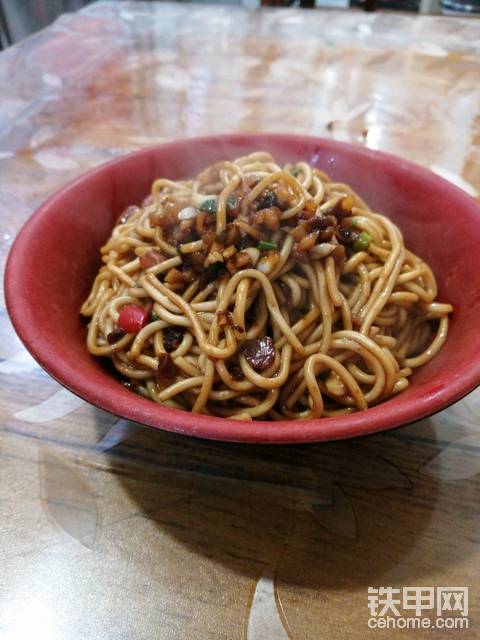 热腾腾的面条！吃饱了好干活。