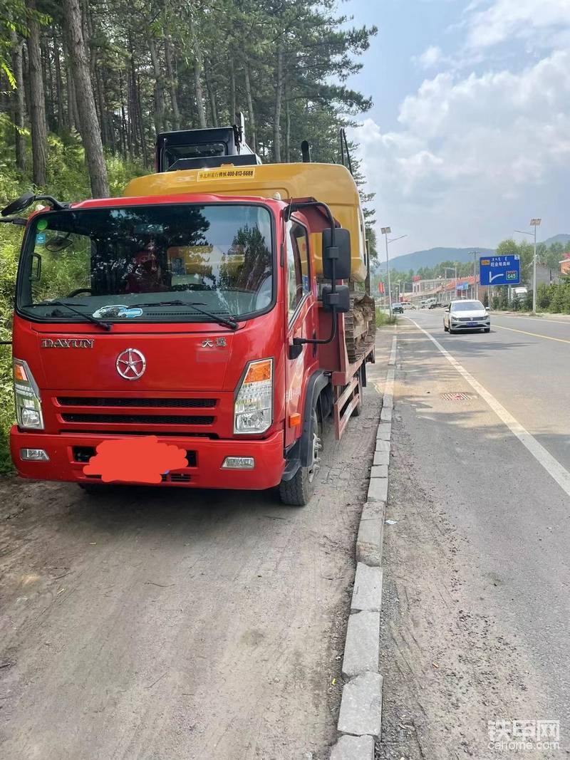 空閑時(shí)間給同行拖挖掘機(jī)，卡特313d2gc，板車(chē)這東西掙不到錢(qián)，都是同行要高了得罪人，要低了浪費(fèi)時(shí)間浪費(fèi)油，一年弄個(gè)費(fèi)用錢(qián)，強(qiáng)制險(xiǎn)，商業(yè)險(xiǎn)，輪胎錢(qián)，瑪吉斯一條胎就1200，有一次拖一臺(tái)三一75，要了300塊錢(qián)，炸了一條胎，白玩不說(shuō)，又搭上好幾百塊，心里苦啊！