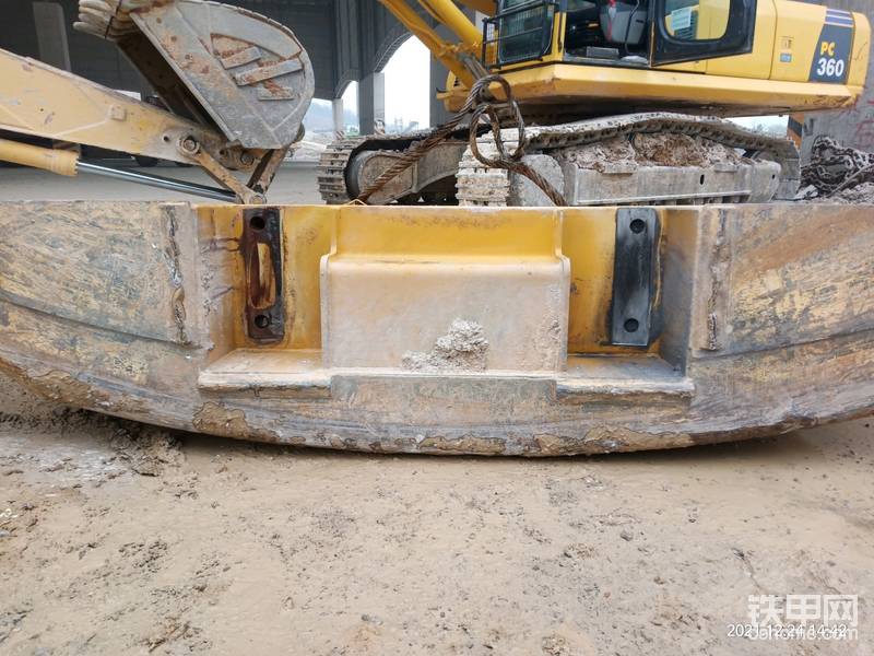山車臨工250挖掘機配重螺栓斷了，要焊接取螺絲帖子圖片