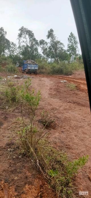 下雨天来搞个去坟地的路，这个车也是相当的牛逼了