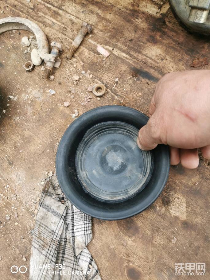 旧皮碗底放在新皮碗里面就可以了，铁和新皮碗不直接接确就不会有磨损