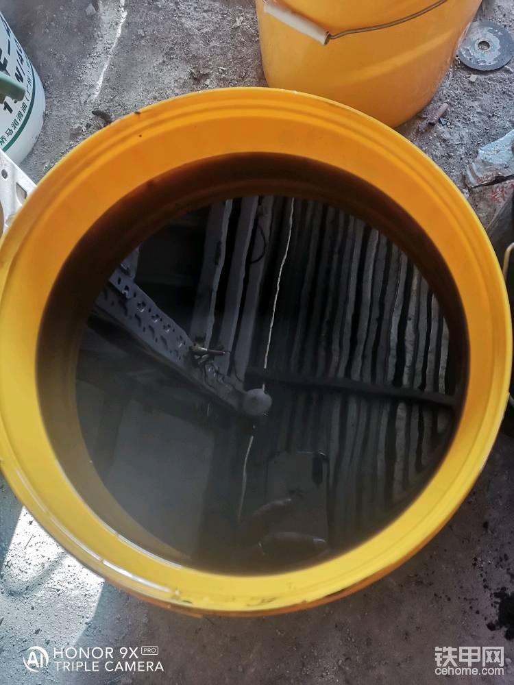 這是煮好的液壓油顏色，明顯不是乳化的顏色了