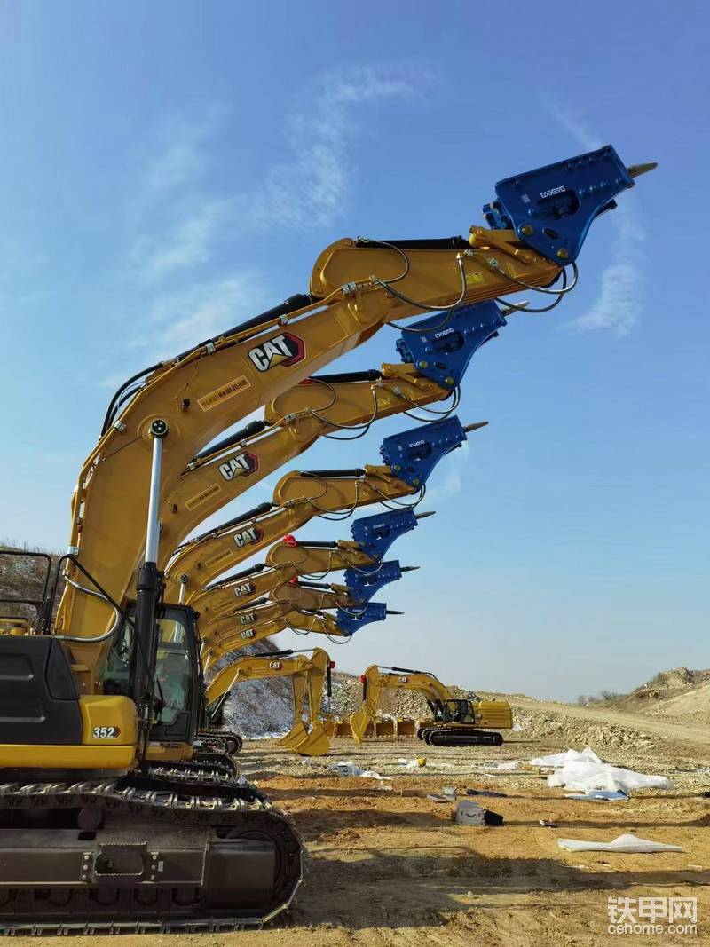 2022年1月份，华北利星行客户购买20余台大型挖掘机交机现场。