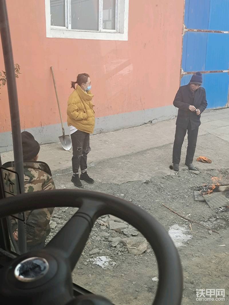 房東家的丫頭，今天干活都有勁，挖機莫名熄火我自己拿鐵鍬挖十米深。
