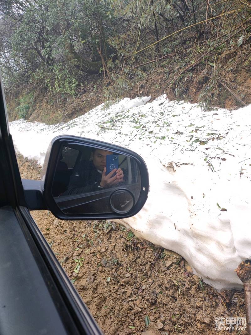 山上还有雪没有融化