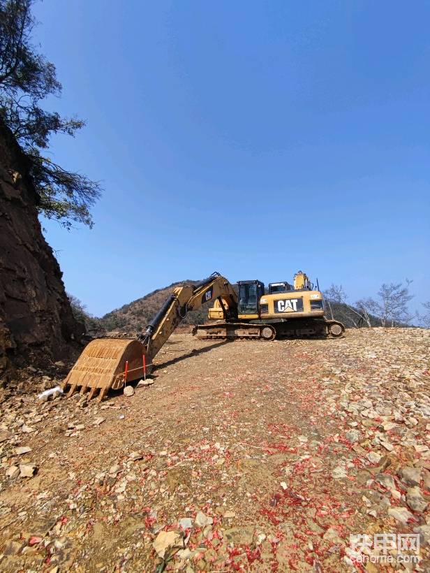 2臺(tái)挖機(jī)停在一起為了防止小偷偷電路版