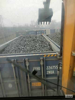 準(zhǔn)備長期干活了，頭一天在離家不遠(yuǎn)的火車站干活