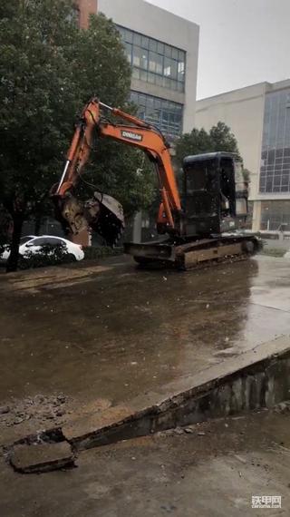 還在努力的堅持著