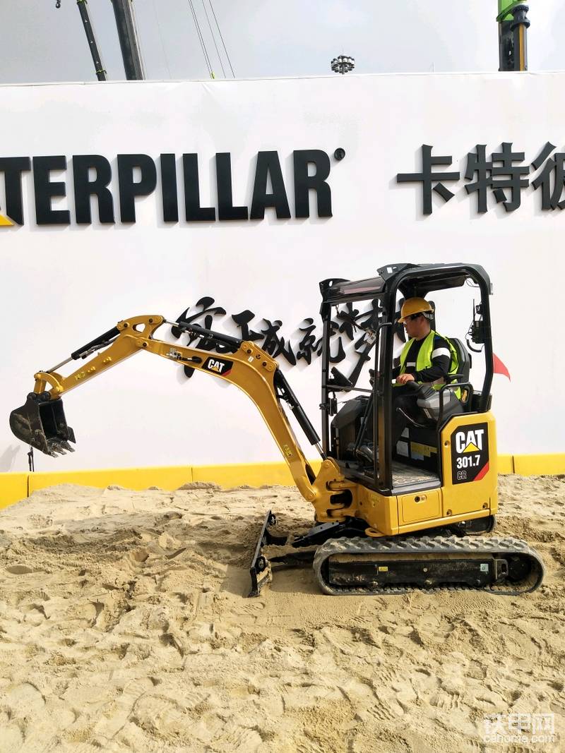 后來(lái)全新的卡特301.7也在吳江工廠投產(chǎn)了，全新的電控系統(tǒng)，全新的機(jī)身外型，終于卡特1.7噸級(jí)也不再由維客，久保田貼牌了，新301.7算是真正完善了了卡特迷你挖的產(chǎn)品線！如果301.7DCR是經(jīng)典(配件維客、約翰迪爾通用)，那么新301.7將是永恒！