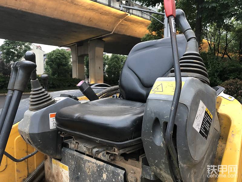 這臺(tái)車(chē)的儀表和日本本土U17-3a一致，整體配置遠(yuǎn)遠(yuǎn)不如本土機(jī)。但無(wú)論如何，久保田微挖之王的地位是不可撼動(dòng)的，碾壓一干國(guó)產(chǎn)微挖。而日本進(jìn)口機(jī)又可以把無(wú)錫造摁在地上摩擦，所以這臺(tái)車(chē)已經(jīng)是本地微挖頂流了，也就比本土機(jī)差點(diǎn)兒。