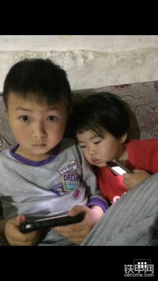 女兒對哥哥有很強的依賴性，她的生活就是: 哥哥呢？哥哥在哪里？