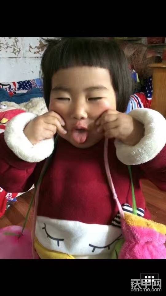女兒的鬼臉，呆萌呆萌的鬼臉