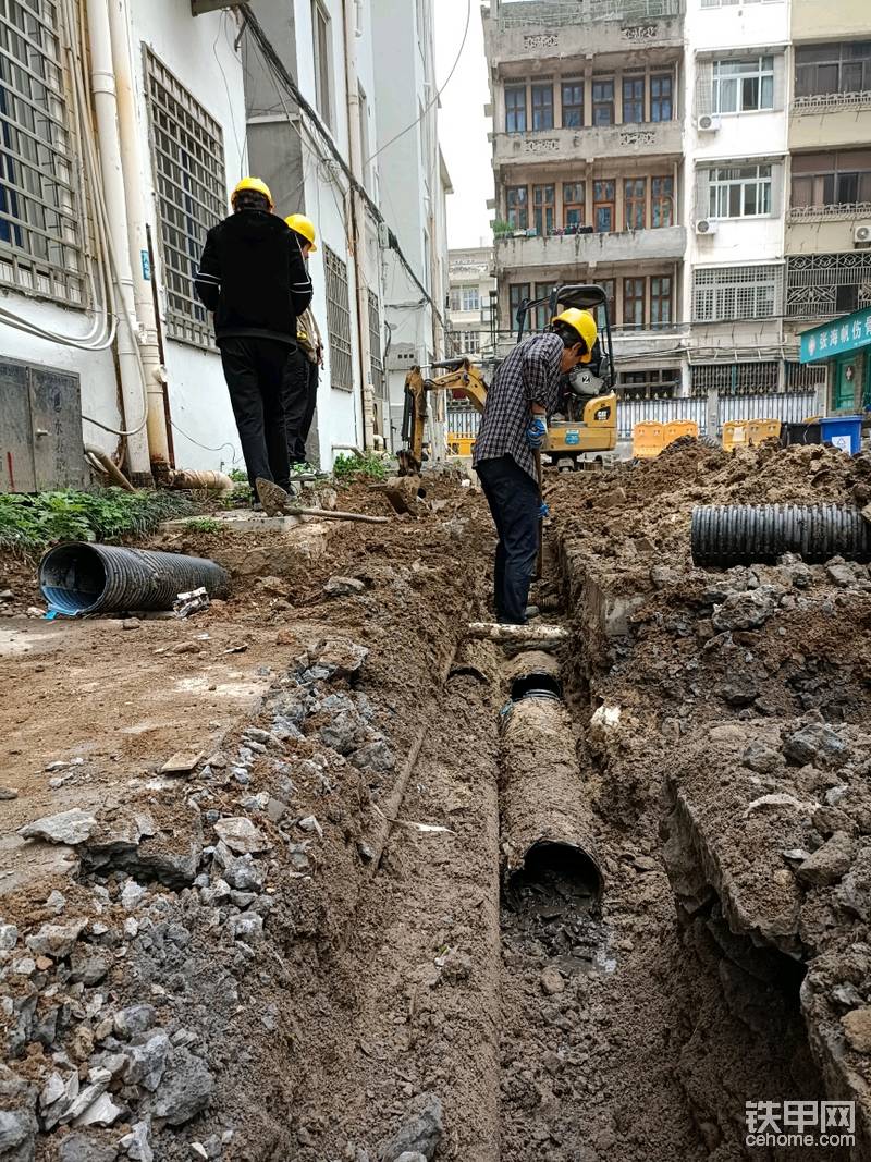 新工地是老旧小区里面管线改造，涉及:雨水、污水、综合通信、燃气、给水、智能安防、路灯、电力，我们迷你挖成批次的进场，有效的节省了总工期，业主一下子信任度满满，其他两个小区等着也要让我们进去做。