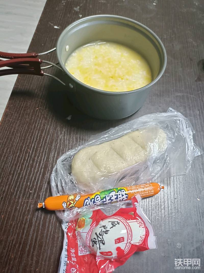 早上，簡(jiǎn)單的早飯: 魚(yú)餅配玉米腸就稀飯