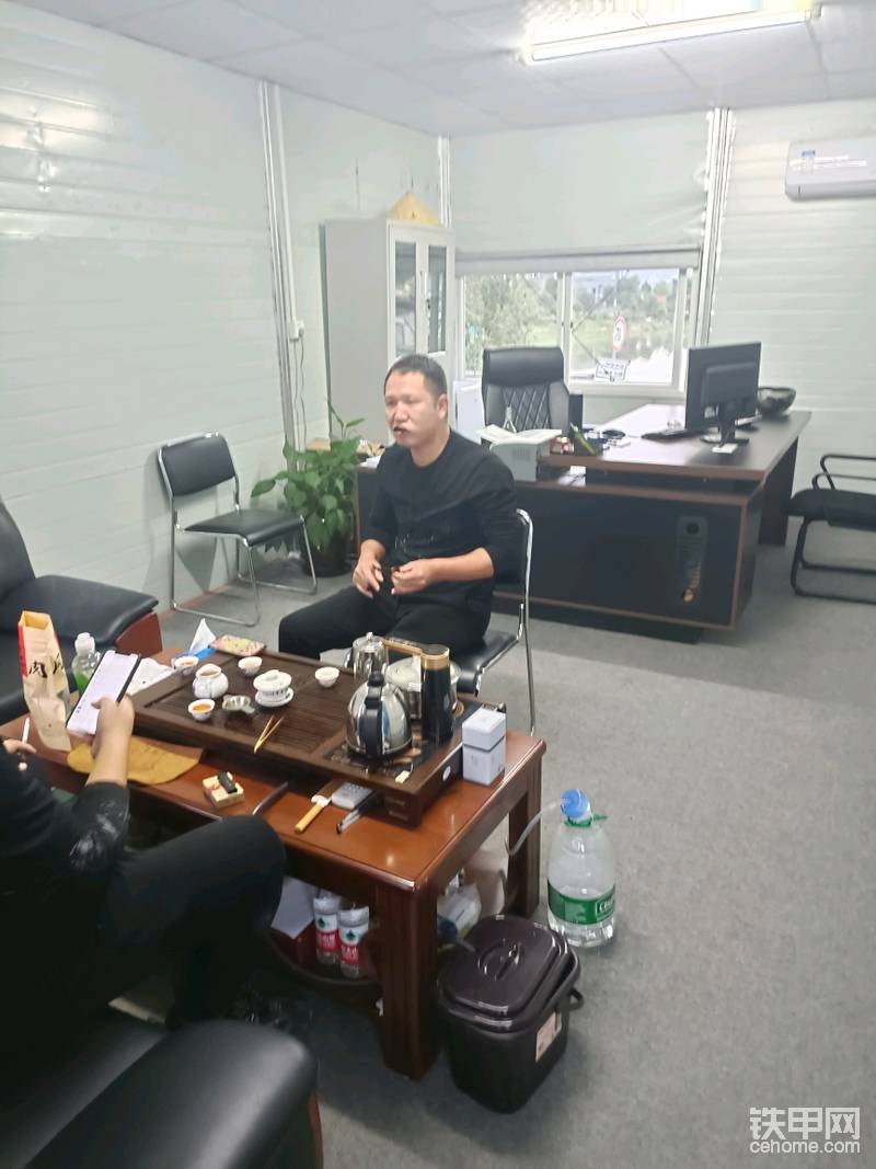 我就跑公司去和領(lǐng)導(dǎo)們拍馬屁去了，這個(gè)喝茶拍馬，才有肉吃對(duì)吧？