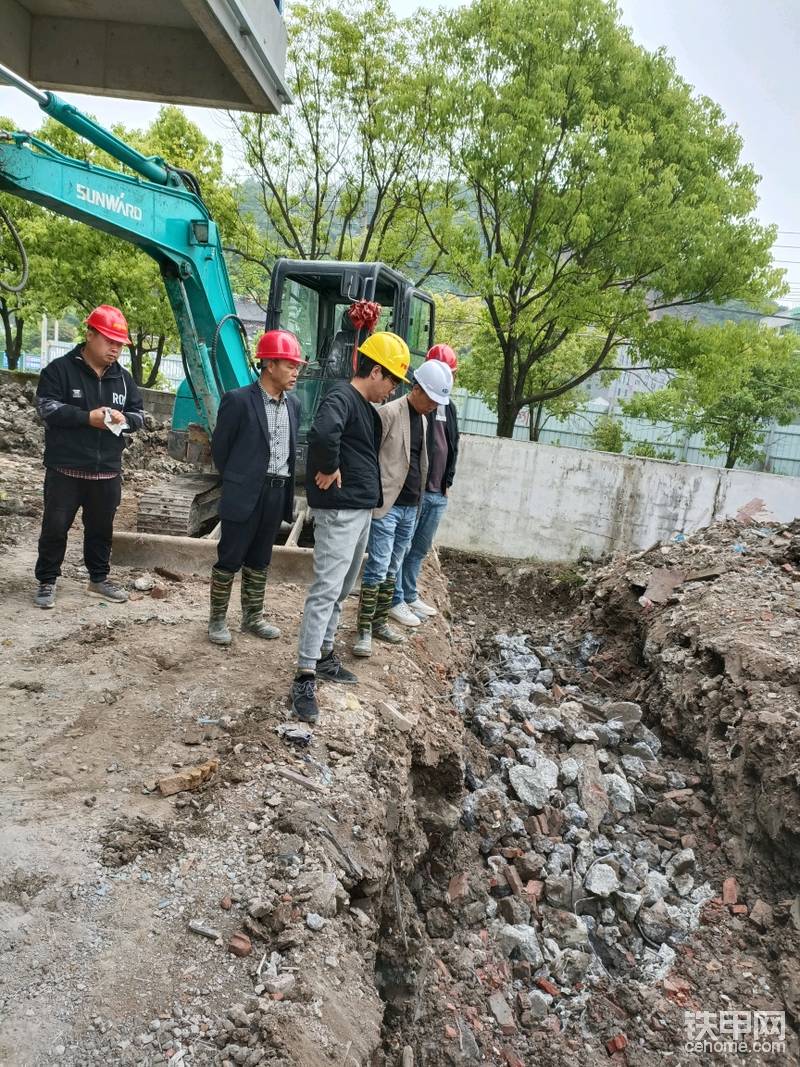 又是新工地，隊(duì)長(zhǎng)順利銜接上，所有對(duì)接完成后，我就又是走四方，路迢迢水長(zhǎng)長(zhǎng)--
