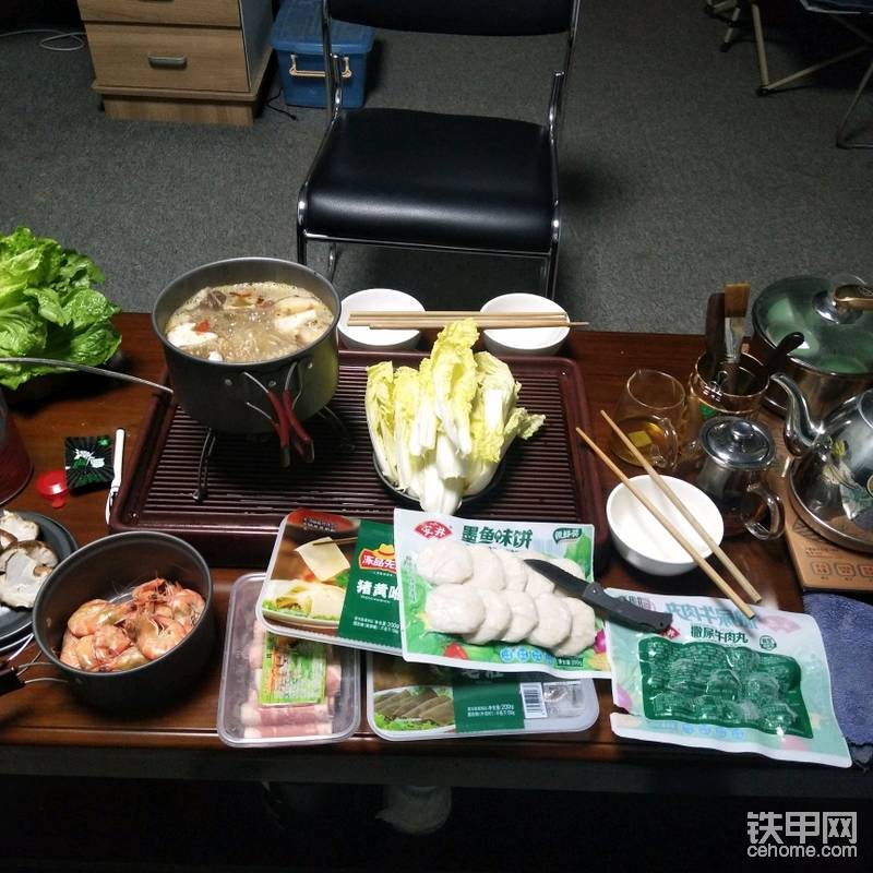 這個(gè)是三人份的，剛好朋友來(lái)。迷你挖團(tuán)隊(duì)用迷你灶做迷你飯，喝迷你茶，生活皆迷你。