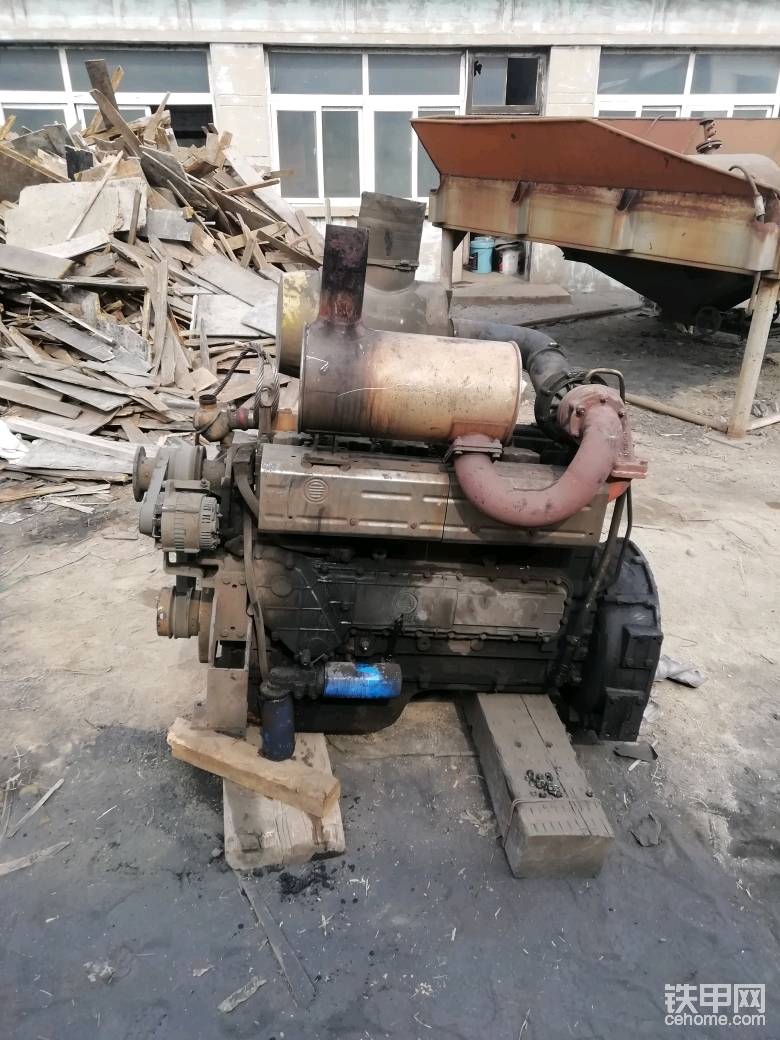 原來機(jī)芯壞了。把柴油機(jī)吊下來拆機(jī)芯。