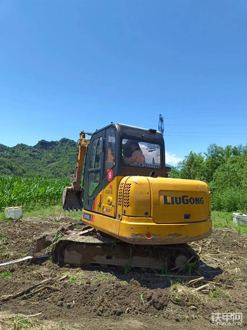 這車(chē)相比徐工現(xiàn)代斗山沃爾沃整體后蓋的有一個(gè)好處就是局部變形破損的話可以單獨(dú)更換成本低廉，   