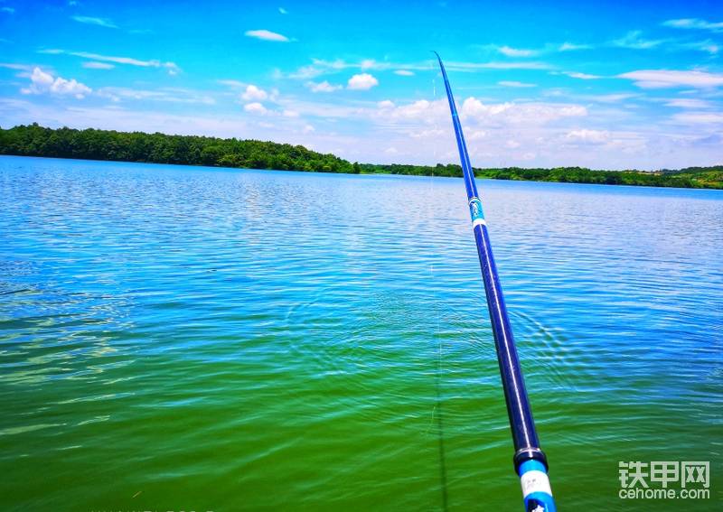 也会有没事做的时候，没事做的时候，就让我的小三休息下，我就来水边放松，钓钓鱼