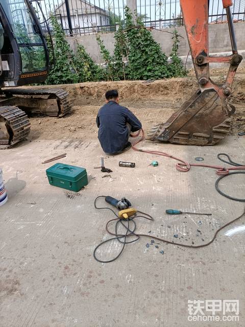 日立70挖机掉链条