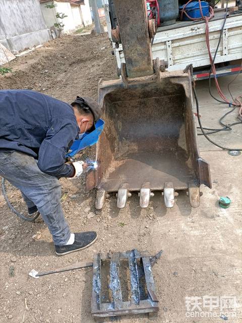 日立70挖机掉链条