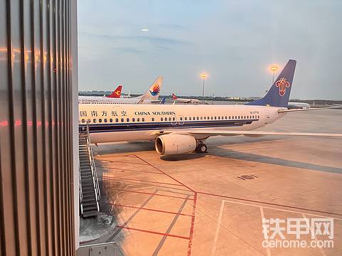 這次天津??烏魯木齊的執(zhí)飛機型是：波音737-800，小十年機齡飛了2100多小時，累計飛行里程：1433896公里。
