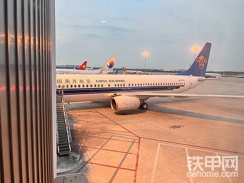 這次天津??烏魯木齊的執(zhí)飛機(jī)型是：波音737-800，小十年機(jī)齡飛了2100多小時(shí)，累計(jì)飛行里程：1433896公里。