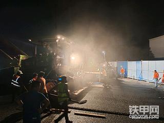 夜里凉快，不怕黑暗，心中有太阳照。
