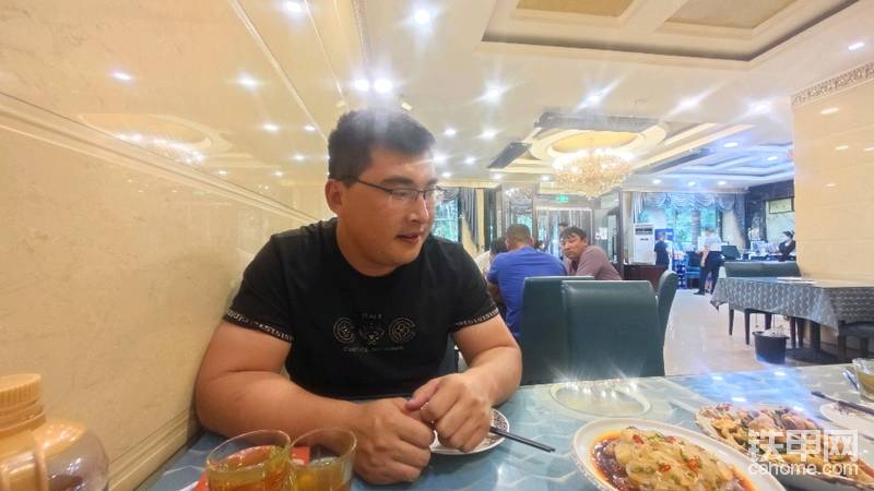 来自山西的甲友王大帅，年纪轻轻经营多台小中大3台挖掘机，曾有过出国参加大赛的经历。
