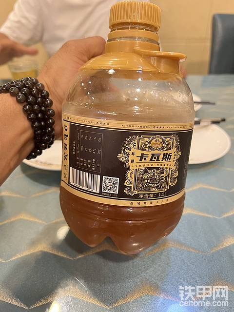 這個所謂的啤酒花+蜂蜜水制作的飲料“卡瓦斯”，受不了啊<img class="smiley" src="/img/smiley/new/tiejia14.gif">一口就上頭了。我還是老老實實的喝茶吧