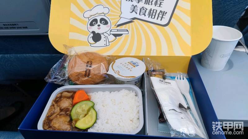 飞机上的午餐吃着还不错，主要是饿了吃啥都好吃
