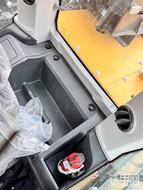 這么好的車，不坐個小師妹都浪費了。
