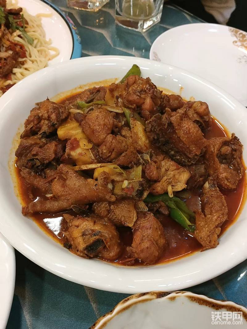第一天晚上沒事，出去品嘗一下新疆的美食，這是正宗的大盤雞
