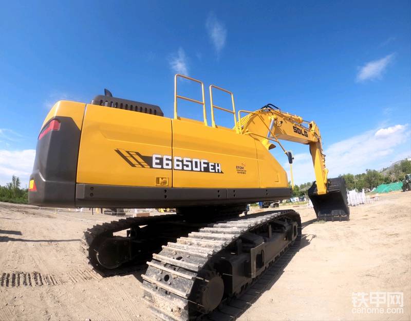 臨工E6650FEH，EH代表臨工全電操控，取消了傳統(tǒng)液壓操控，電控給我最直接的感受就是手柄非常輕。但有個問題就是，做動作和行走一塊做的時候，行走速度會變慢，據(jù)廠家人員解釋說，這個電控可以人為遠程修改挖機動作的液壓流量流量，聽起來很高大上，質(zhì)量有待驗證，但是肯定的是未來大趨勢都是電控。