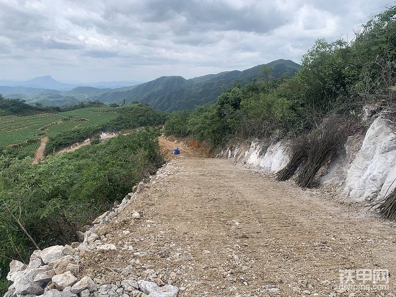 第四步：收平，因为是山区只能依山势而修，中间调整没有什么硬性规定，唯一就是主意自身安全