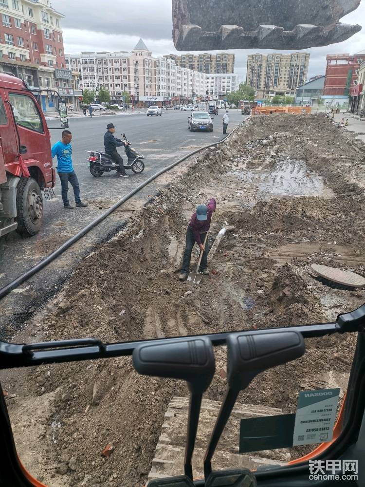 看消防車都來了，甲友們干活一定注意安全哦。