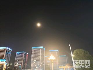 月亮照亮整个工地