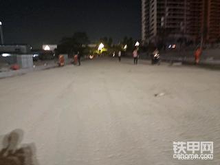 月亮照亮整个工地