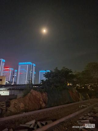 月亮照亮整个工地