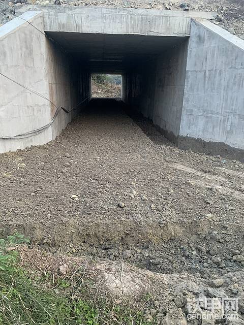 【坑氏整平大法】高速路涵洞底部加高 挖溝施工過程詳解！
