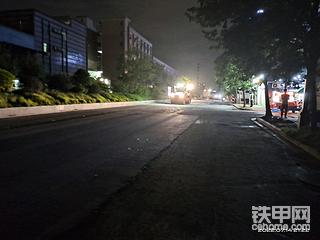 大晚上的还是那么热，温度36.8℃沥青温度140℃