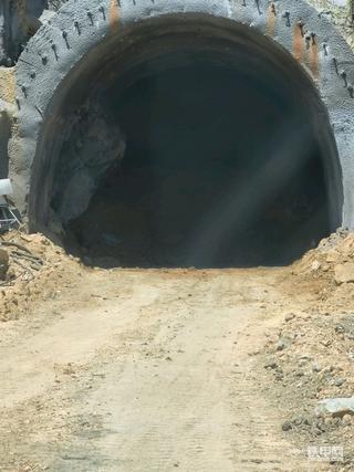 临近铁路营业线隧道开挖之破碎中台阶的九龙壁