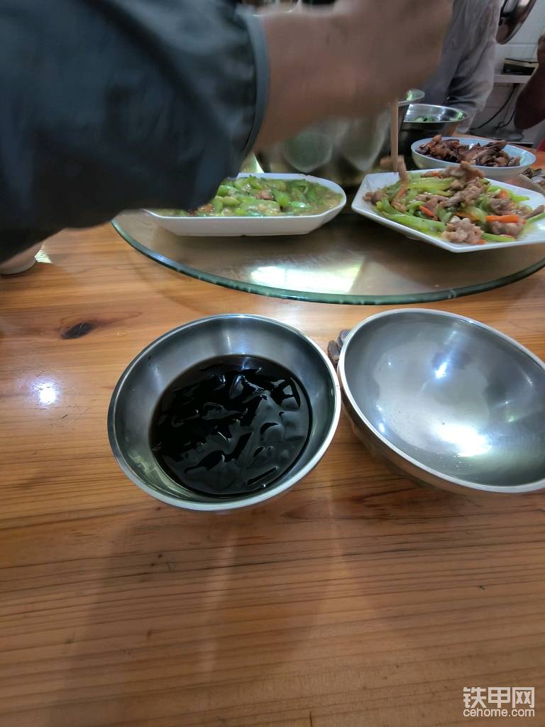 這么熱天都是工點負(fù)責(zé)人都會通知煮飯的大姐中午飯必須加個冰綠豆湯之類的降暑湯。今天煮飯大姐而外在加了個冰的燒仙草。