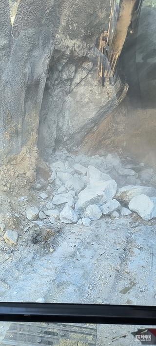 临近铁路营业线隧道开挖之破碎中台阶的九龙壁