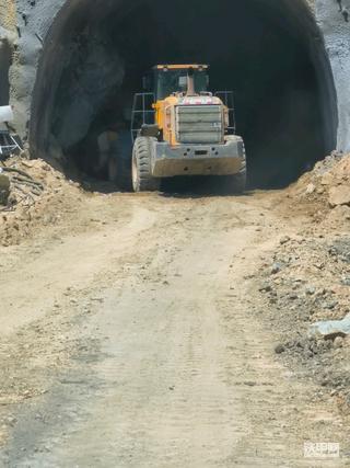 临近铁路营业线隧道开挖之破碎中台阶的九龙壁