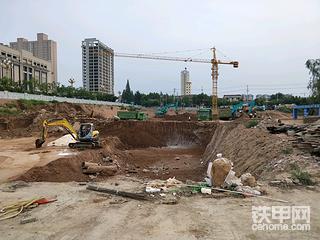 热闹的工地
